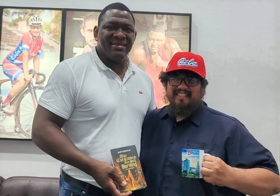 Poeta estadounidense proclama admiración por Mijaín López
«Eres una de las grandes personalidades con que he compartido», dijo al pentacampeón olímpico en emotivo encuentro. #Cuba #DeporteCubano
jit.cu/NewsDetails.as…