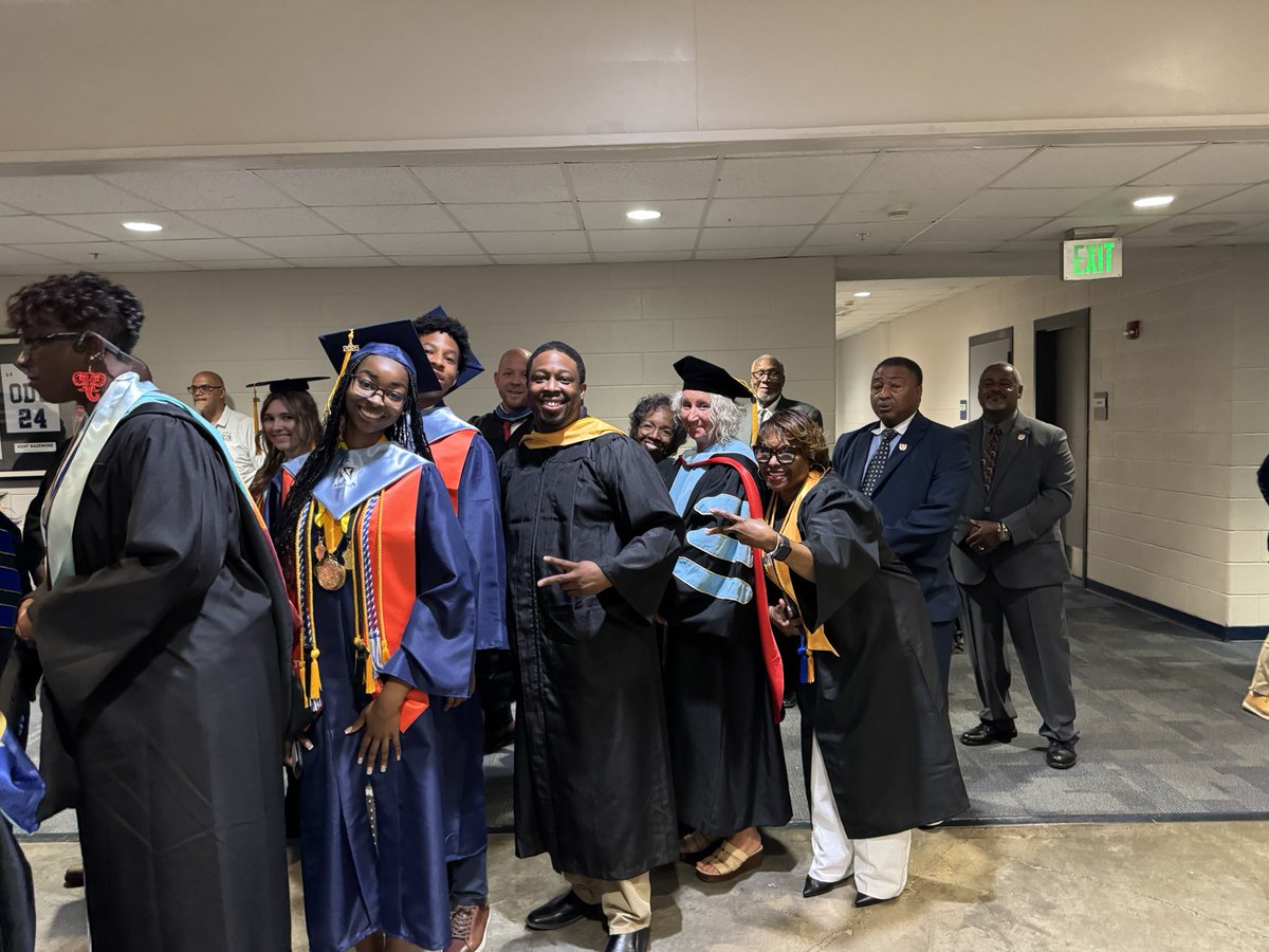Dr. John B. Gordon III (@drjbg3) on Twitter photo Congratulations to the <a href="/LHSCavs/">Lakeland High School</a> Graduating Class of 2025!!! 224 members of the class will go off to do great things for the <a href="/CityofSuffolk/">City of Suffolk</a>!!! Over $10M in scholarships and counting!!! #SPSCreatesAchievers #LHS Congratulations to the <a href="/LHSCavs/">Lakeland High School</a> Graduating Class of 2025!!! 224 members of the class will go off to do great things for the <a href="/CityofSuffolk/">City of Suffolk</a>!!! Over $10M in scholarships and counting!!! #SPSCreatesAchievers #LHS