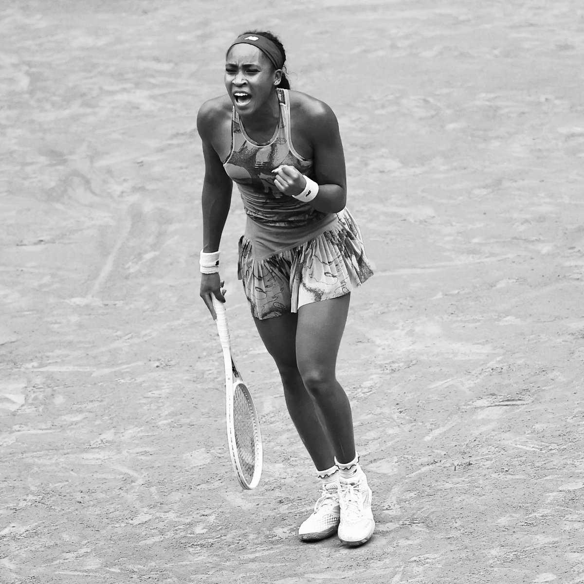 #RolandGarros | <a href="/CocoGauff/">Coco Gauff</a> is through to the fourth round after a 6-1, 7-6(3) victory over Marie Bouzkova.

The world No 2, who beat Bouzkova for the first time in three meetings, takes on (20)Ekaterina Alexandrova next.

📸 | Anne-Christine Poujoulat [AFP]