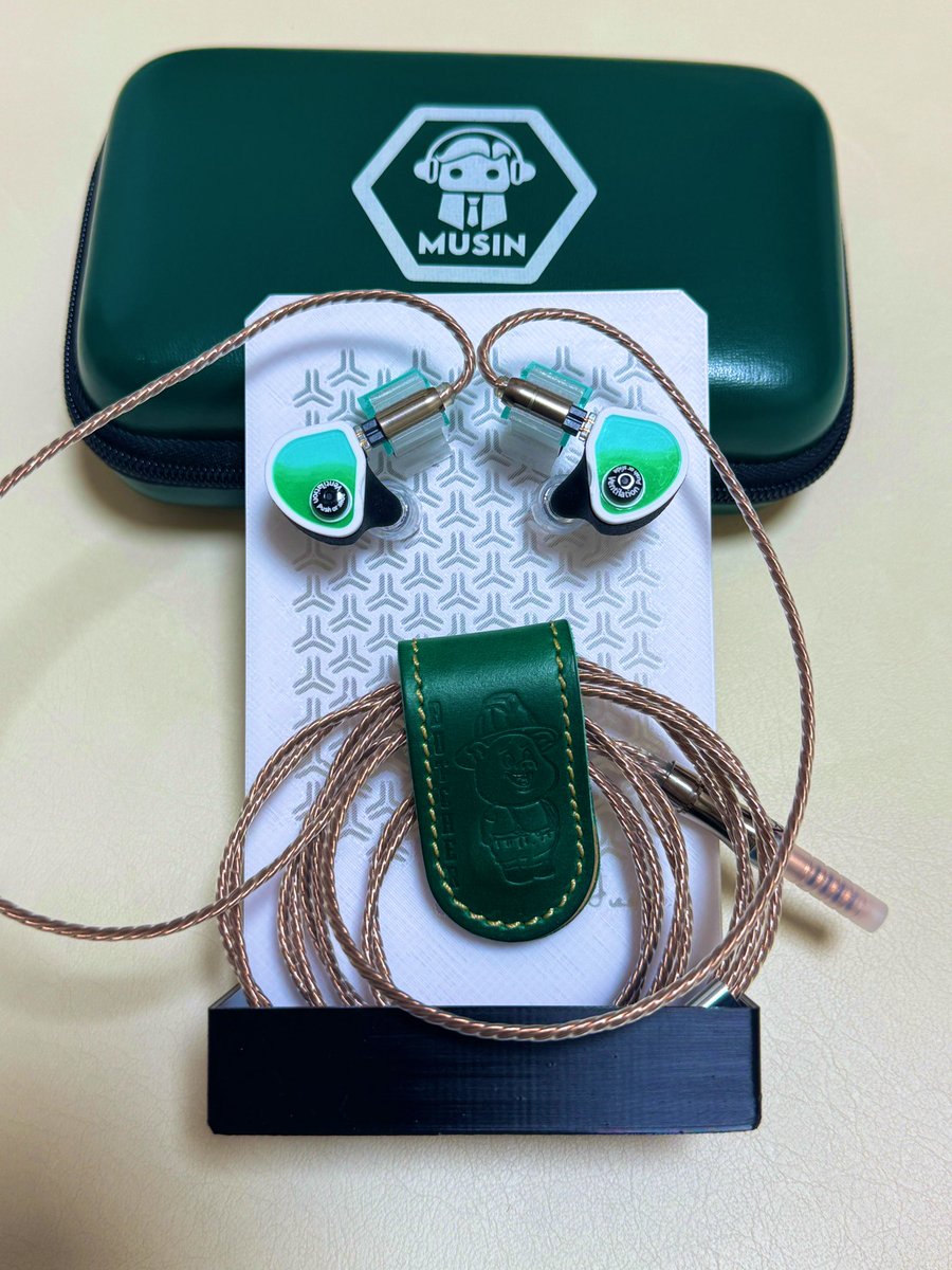 noguso__'s tweet image. Artemisのプレートを衣替えしてみました💚

イヤホン:Artemis(Lifelike Audio)
ケーブル:LEGACY(ESSENCE AUDIO)
イヤーピース:PRISM(DIVINUS)
ケース:MUSIN君ケース
クリップ: BUTCHER CUSTOM LEATHER WORKS

#Lifelikeaudio
#ESSENCEAUDIO
#BUTCHERCUSTOMLEATHERWORKS
#Artemist(Artemisの使い手)