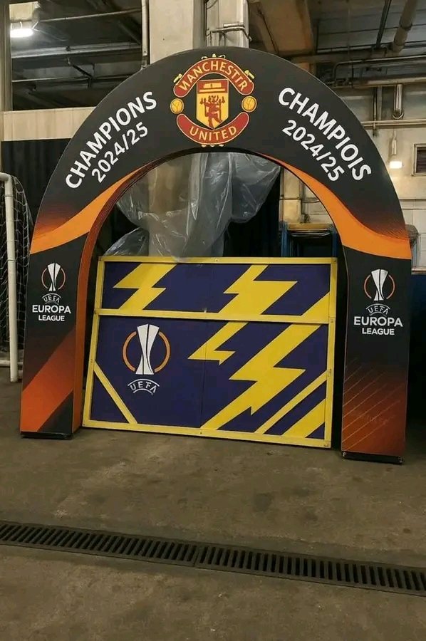 Manchester united come out, what was this you were doing backdoor celebration I guess as you were waiting a champion's league night, you have to watch it from a far distance 😭😔😔😞😭😔😔