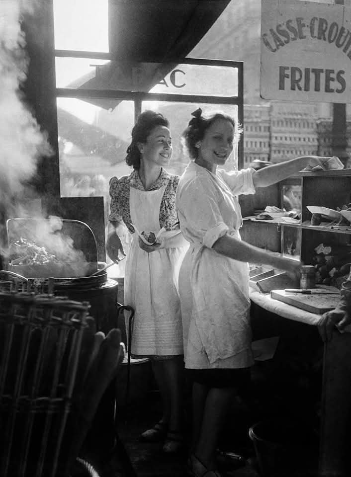 📷 Willy Ronis. 
Marchandes de frites, rue Rambuteau 
1946. Paris 
Journée internationale de la pomme de terre 🥔.