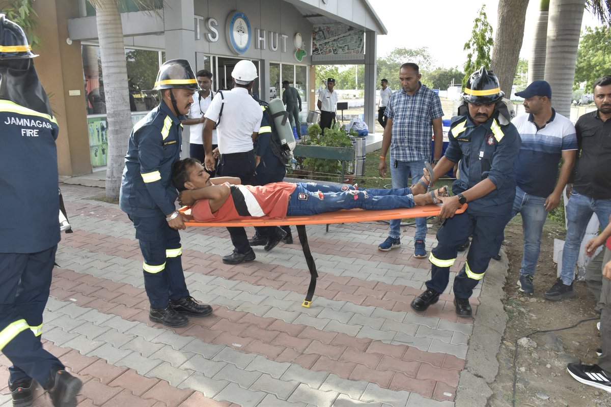 infojamnagargog's tweet image. જામનગર એરફોર્સ સ્ટેશન ખાતે ઓપરેશન શિલ્ડ હેઠળ મોકડ્રિલનું આયોજન કરવામાં આવ્યું હતું. આ મોકડ્રિલનો મુખ્ય ઉદ્દેશ્ય કોઈપણ અણધારી પરિસ્થિતિ, ખાસ કરીને સુરક્ષા સંબંધિત પડકારોનો સામનો કરવા માટેની સજ્જતા અને તાલમેલ ચકાસવાનો હતો.
#mokdrill