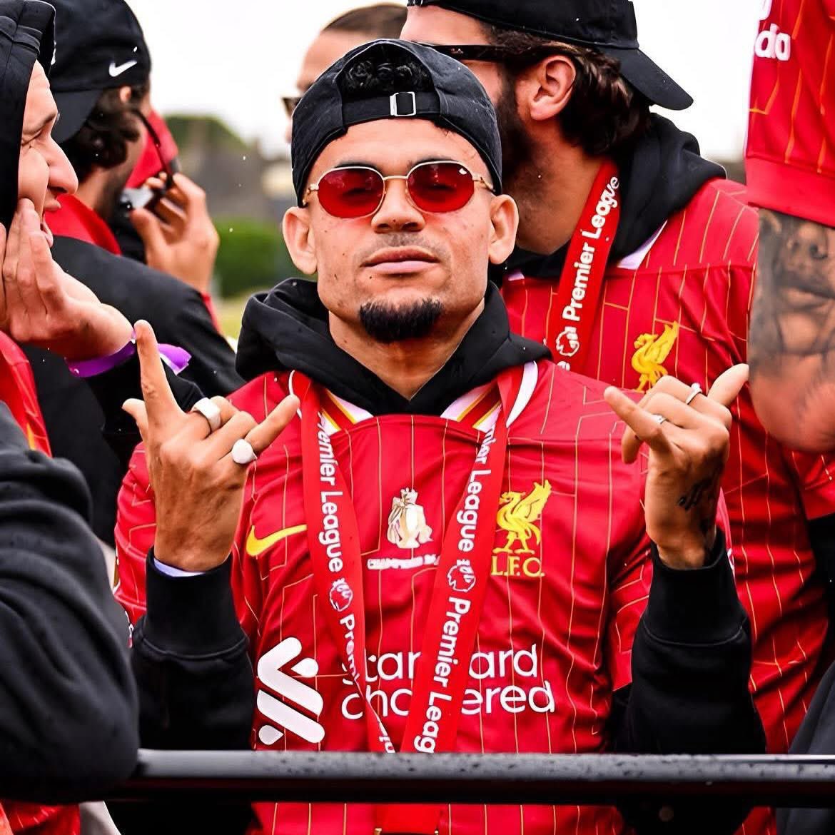 لعب 50 مباراة في جميع البطولات
يلعب جناح يسار وراس حربه 

سجل 17 

صناعه 5 

صفقه عظيمة اذا تمت للعالمي  💛💙