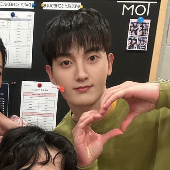 I want to squish him 😔