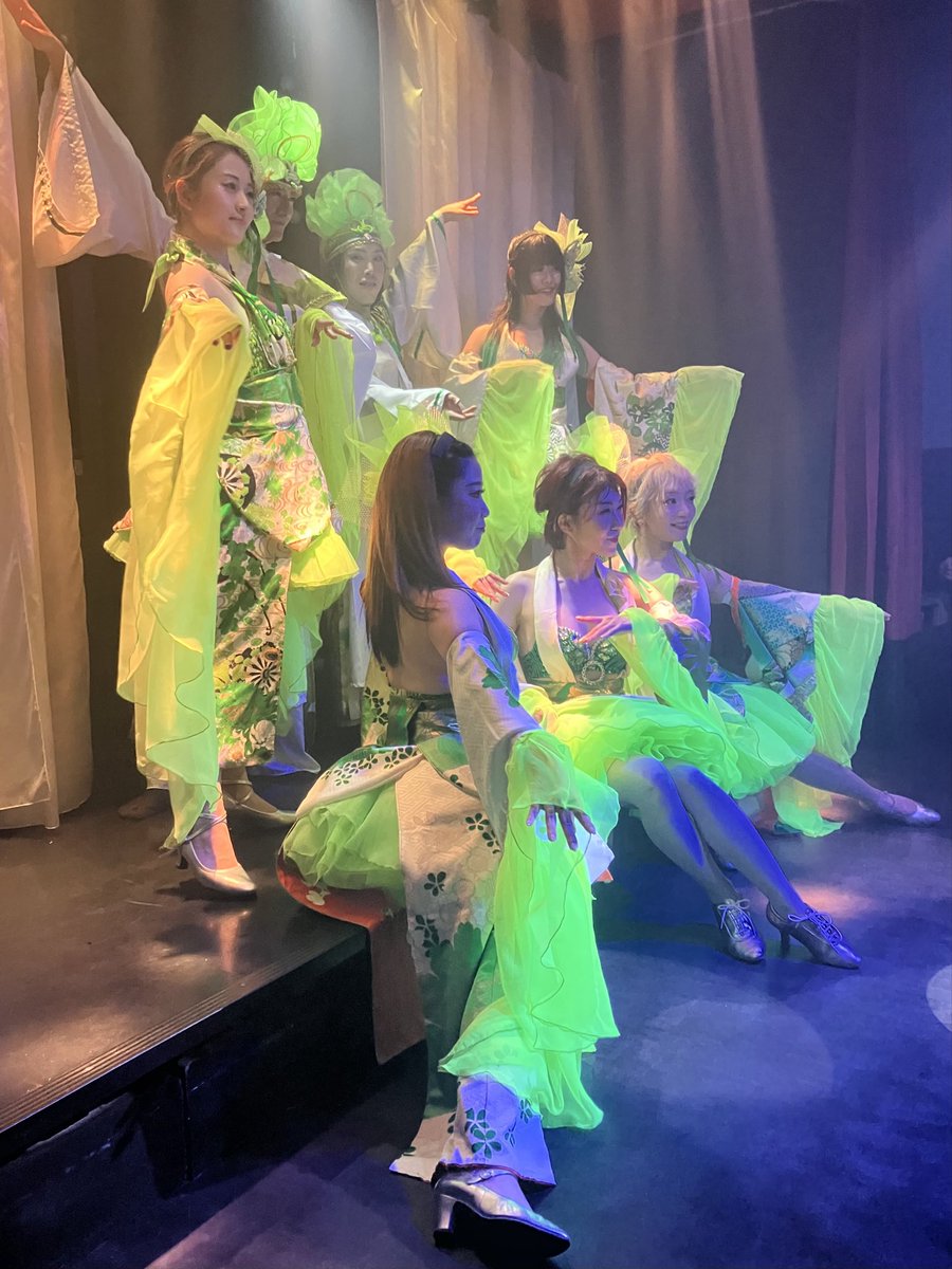 3939saku39's tweet photo. 今夜は千葉。
スペシャルレビューショー
「月花の扉」の初日ということで、久しぶりにライブカフェIMANIM さんへ行ってきました!
和の演目を初めて拝見、ダンサーさんも7名になりパワーアップ!!とても素敵なショーを堪能しました♪笑
#イマニム #IMANIM #月花の扉
#dance #show #レビューショー https://t.co/Wkvu3nuxXT