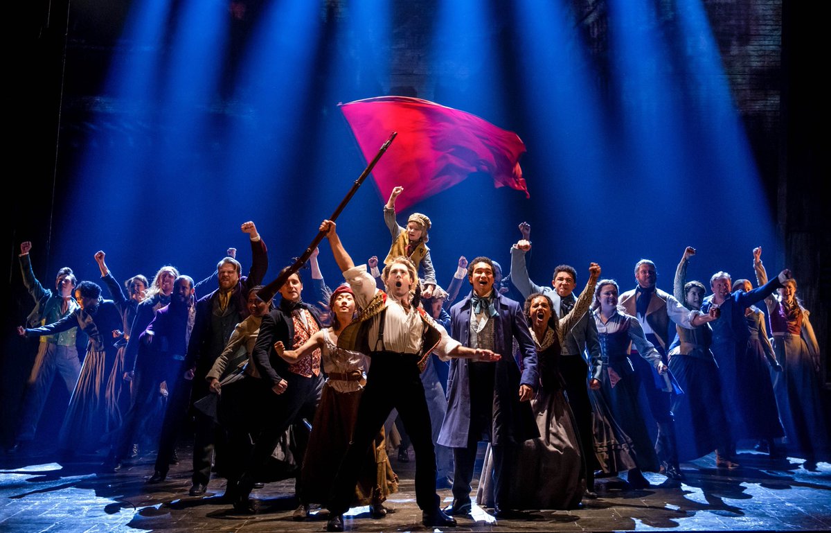 stucky0310's tweet image. 비참하고 불쌍한 사람들(Les Misérables) 
썬더볼츠는 이 위대한 이야기의 한 조각같다. 세상에 버림받은 죄인에게 건내진 은촛대, 너같은 놈은 변하지않는다는 말에 맞서 지켜낸 신념.

어두운 밤도 언젠가 끝이 나고
내일이 오면 시작될 새로운 삶이 있네
이건 증오에서 벗어난 한 사람의 이야기란다