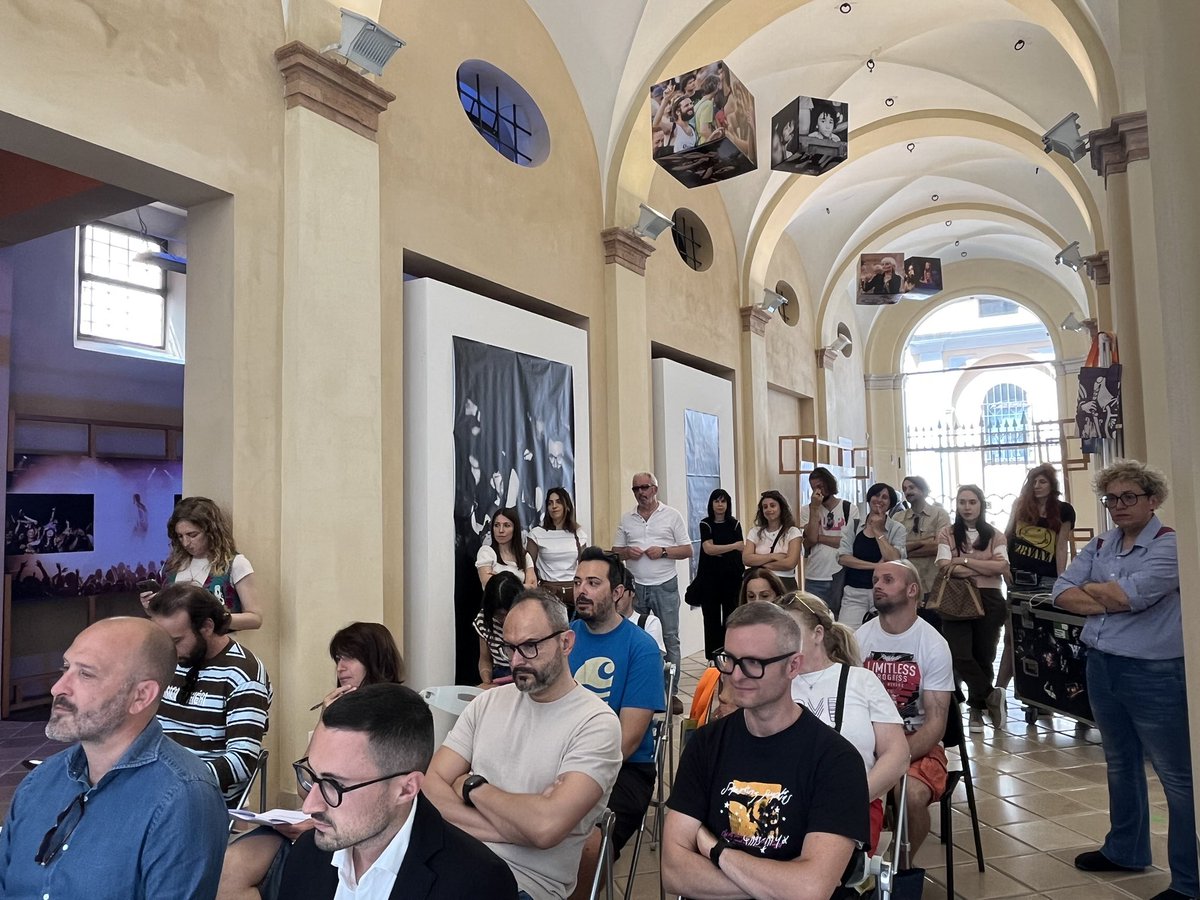 RetroPopLive's tweet photo. 🎙️ Oggi si è tenuta la conferenza stampa che apre ufficialmente la nuova edizione di #acieloaperto2025 
Il tema che guiderà il festival è stato svelato: SUPERSTITION! 
Un viaggio tra simboli, segni, gesti e misteri che si intrecceranno con la musica e l’immaginario del festival https://t.co/k5GTkurZep
