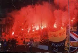 Κατέβαινες τα σκαλάκια και όλος ο τοίχος μπροστά σου είχε μια φωτογραφία από αυτό το παιχνίδι, με τη σημείωση του «πατριάρχη» Αλεξάνδρου Μαργαριτη : “Είναι η φωτιά της κόλασης για τους κακούς, είναι η λάμψη του παραδείσου για τους καλούς. Είναι το πνεύμα της Original 21” #aekfc