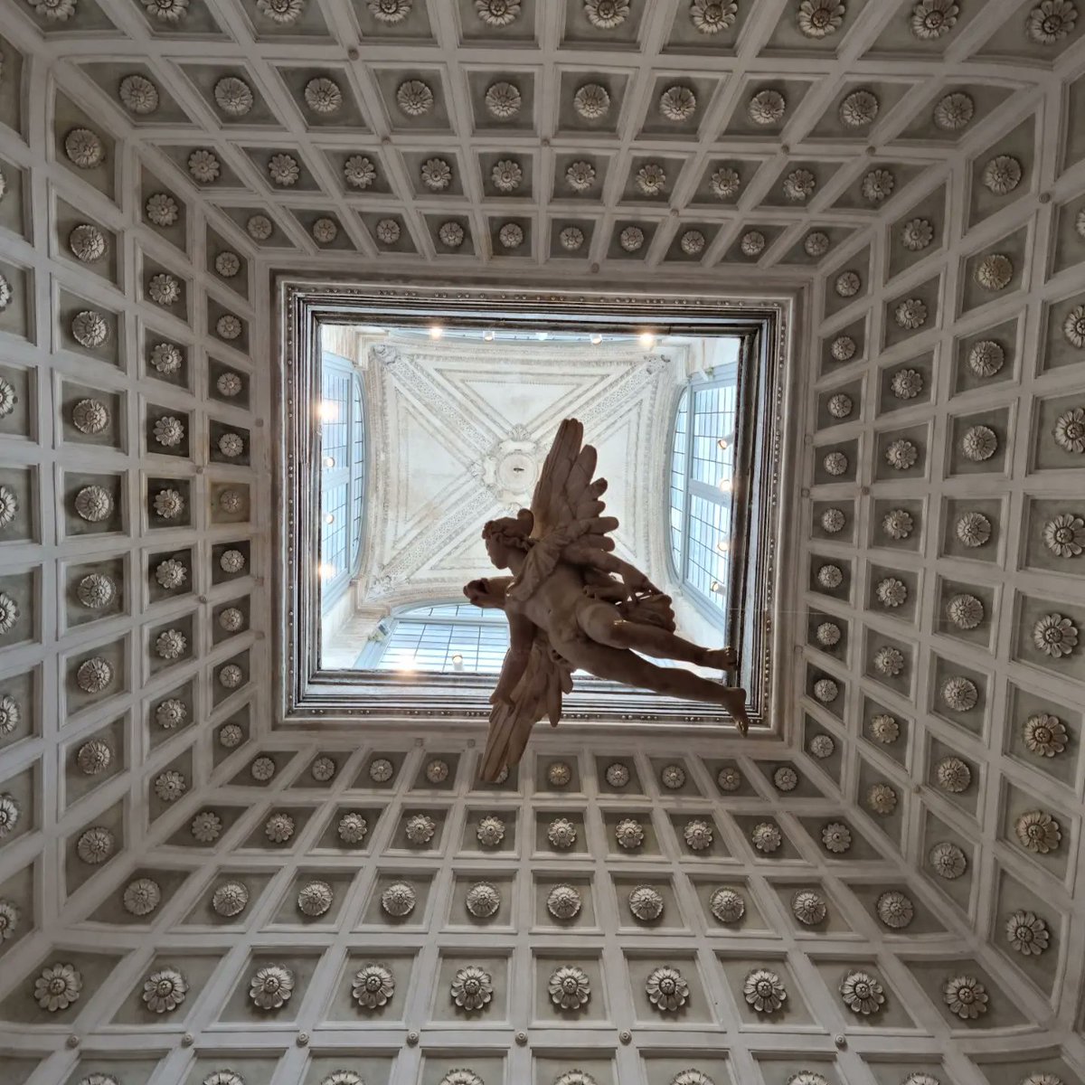 #histficmay my final post is about my next book #Ravenscourt - a Victorian gothic which begins in Venice, progresses to London and finally to the house the book is named after. Think "Rebecca' meets 'Mrs England'.  Editing right now....