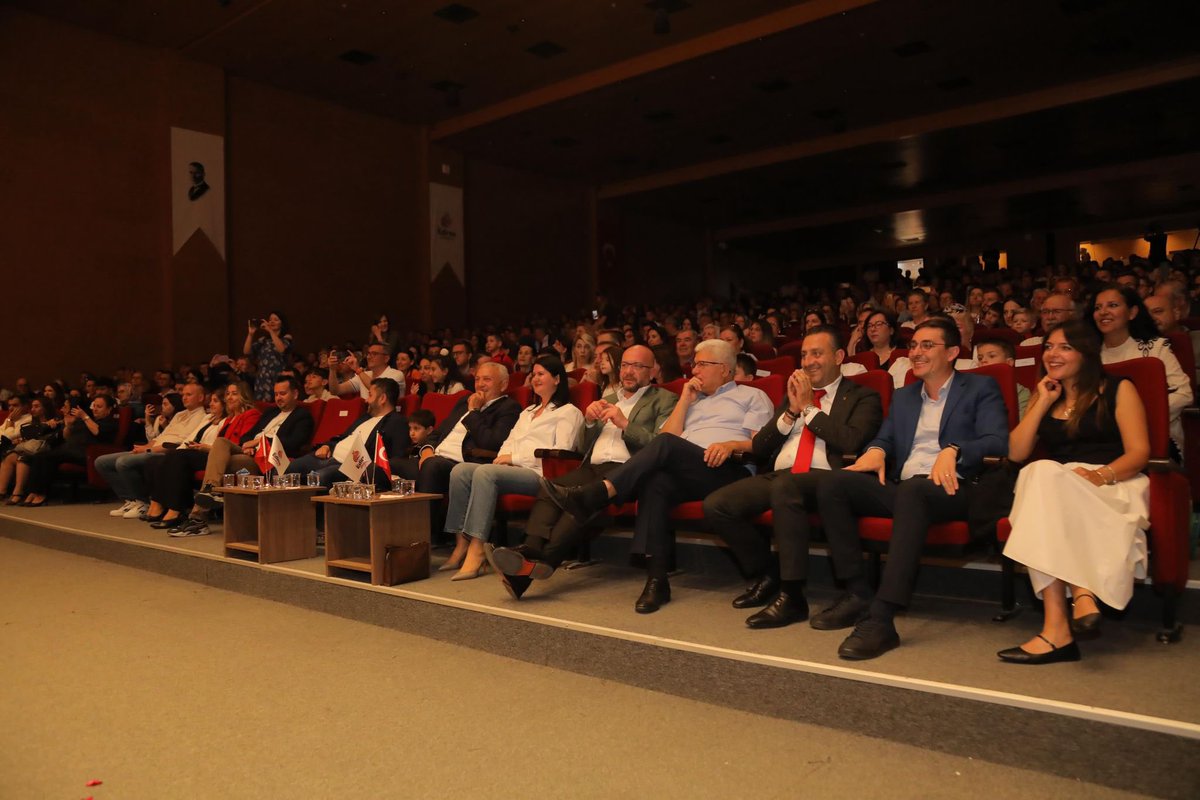 Edirne Belediyesi Kırkpınar Ağası Seyfettin Selim Kreş ve Gündüz Bakım Evimizin yıl sonu şenliğinde, çocuklarımız sahnede harikalar yarattı. 

Gözlerindeki ışıltı, yüreklerindeki heyecan ve sergiledikleri birbirinden güzel gösteriler hepimize büyük bir gurur ve mutluluk yaşattı.