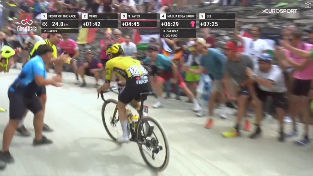 ⏱️🚨 SIMON YATES SET A NEW CLIMBING RECORD ON COLLE DELLE FINESTRE: 59 MINUTES 20 SECONDS! He was 1 min 25 sec faster than Pablo Torres. THERMONUCLEAR ASCENT! 

#GirodItalia