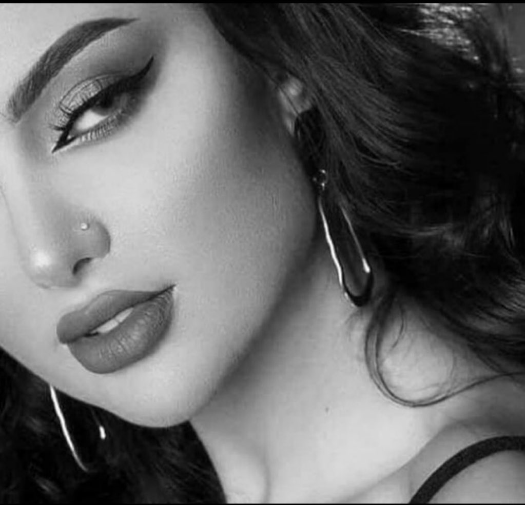 ما طاح من يدي الا الشين ..

ولا الثمين مكانه على رمش العين ..