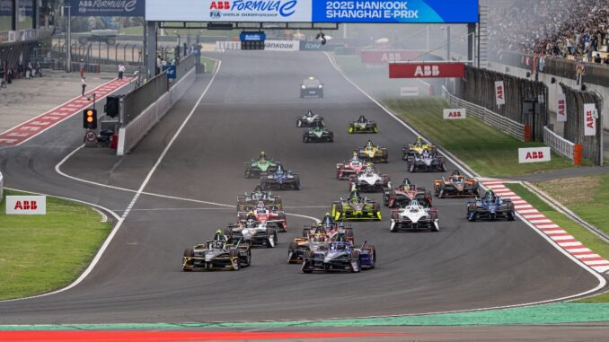 ⚡️#FormulaE #ShanghaiEPrix
#Gara1 
Doppietta DS Penske dopo un folle ultimo giro al Shanghai E-Prix
📸 Photocredits: <a href="/mitz_futori/">MITSUAKI FUTORI</a> 
🔗electricmotornews.com/motorsports/do…