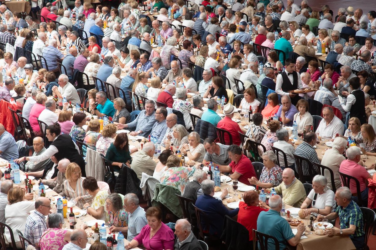 🎉 A alcaldesa e varios membros da Corporación municipal achegáronse este mediodía ao recinto ferial de #Amio para unirse ao xantar da Festa para as persoas maiores que celebra a súa 25 edición con comida popular e sobremesa amenizada por Alma Latina e Ruth Cundins  🍽☕💃