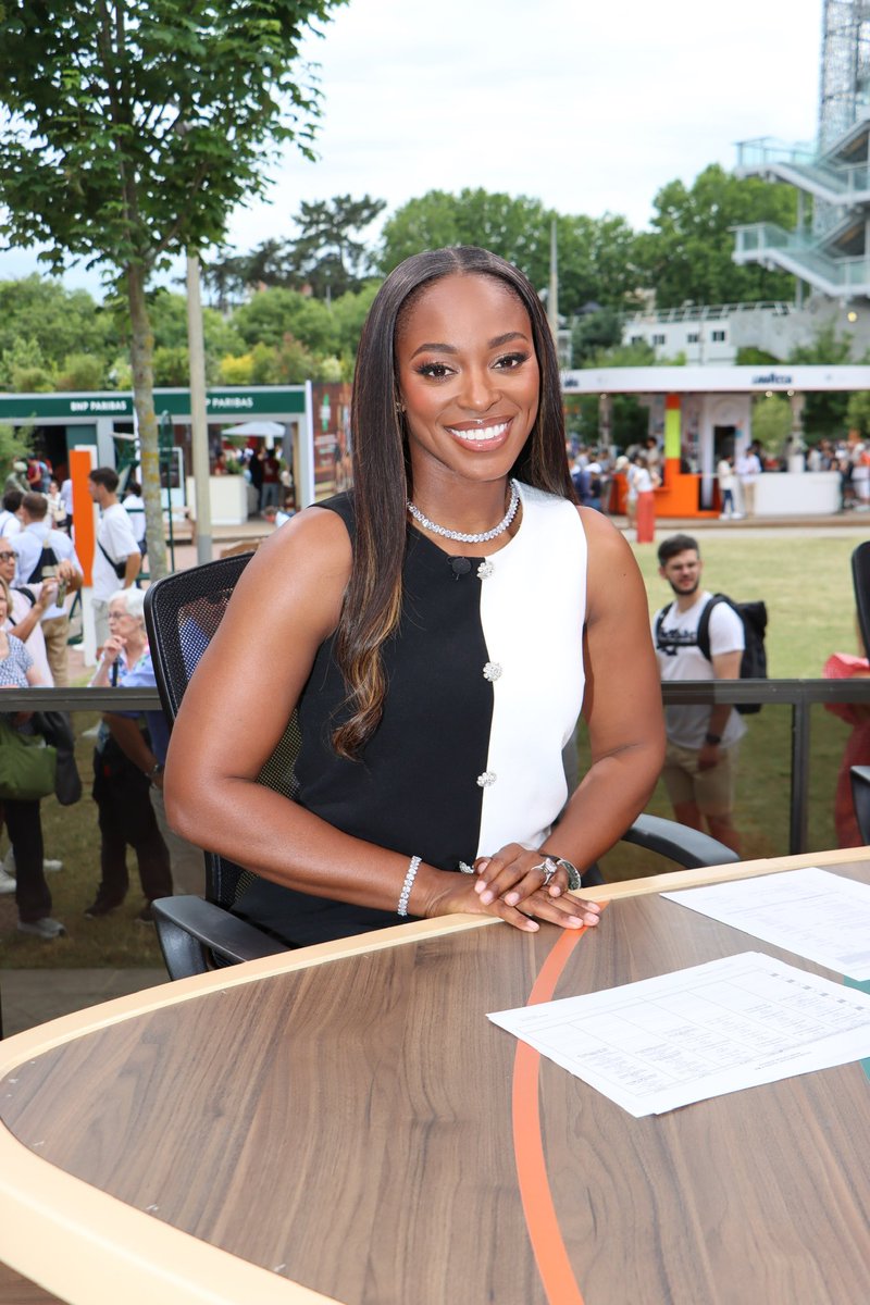 SloaneStephens's tweet image. Black, white, and barely behaving. Day 7 never looked so good 🖤🤍