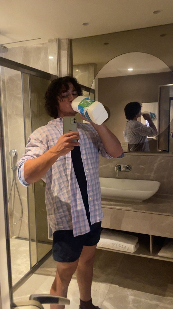 4 hours sleep 

Food so far today 

500 g no fat yoghurt and honey 

20 mg nicotine plaster 

4 double espressos and 500 mg aspirin 

1 liter cola 

1 liter Aryan 
500 ml pomegranate juice , a nibble t3 and Cordyceps , 20 mg taladafil 

1 gram ashwaghanda 

Now off to hit chest