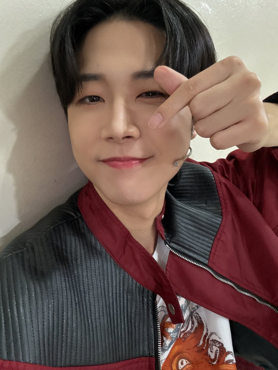 K_DH_OFFICIAL's tweet photo. 드림하이 첫공 시작이 엊그제 같은데 벌써 막공이네요ㅠㅠ 하지만 앵콜 공연도 남아 있으니까 앵콜 공연에서도 만나용 오늘 막공 와준 골드니스, 그리고 그 동안 공연보러 와준 골드니스 모두 너무 고마워요

#동현 #DONGHYUN
#드림하이 #제이슨 https://t.co/g7WunQFACW