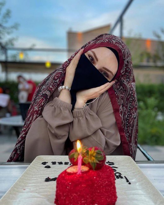 vmhaber's tweet photo. 🔍 Gazeteci Emrullah Erdinç, Hafize Sena Düzgün’ün bir üniversite hocasıyla ilişki yaşadığını ve bu ilişkinin sona ermesinin ardından intihar ettiğini iddia etti.
📌 Olayla ilgili resmi bir açıklama henüz yapılmadı. https://t.co/LRJI2AIYyB