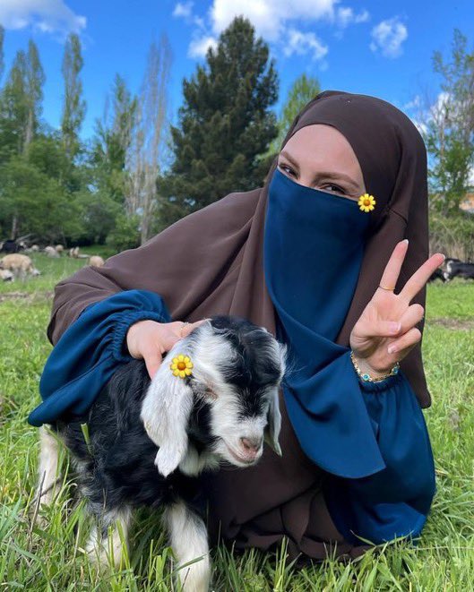 vmhaber's tweet photo. 🔍 Gazeteci Emrullah Erdinç, Hafize Sena Düzgün’ün bir üniversite hocasıyla ilişki yaşadığını ve bu ilişkinin sona ermesinin ardından intihar ettiğini iddia etti.
📌 Olayla ilgili resmi bir açıklama henüz yapılmadı. https://t.co/LRJI2AIYyB