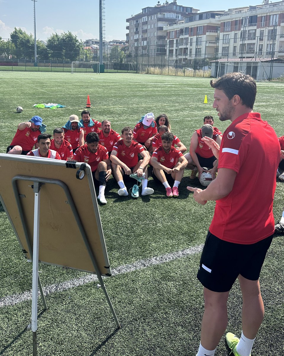 Yıllarını futbol oynayarak geçirmiş ve hala geçirmekte olan, spor medyasının da bir üyesi olarak UEFA C Lisans Antrenörlük Eğitimi’nde 1. etabı tamamladım.

Yol uzun. Hep çalışıp, daima öğreneceğiz.