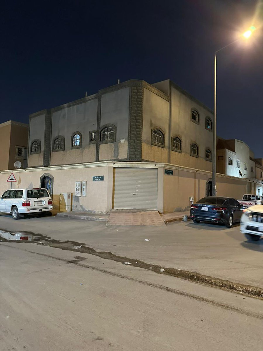 حي المونسية العطير 
فيلا دور وثلاث شقق كل شقة ثلاث غرف وصالة  
المساحة ٤٠٠م  
زاوية 📐 ٢٠ شمالي و ٢٠ غربي 
عمرها ١٤ سنة
لم تعرض أبدا للبيع 
مباشر / مع حفظ حق ساعي 
المطلوب ٣ مليون
حرة