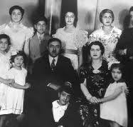 امیر امان الله --

یو  خو که امیر امان الله پوهېدلائ چې موږ څومره خبرې ورباندې کوو.

پرون یو چا راته لیکلي ول چې امان الله خان د ایټالیا بدبویه کوڅو ته ولاړ.

ډېر مي ورته وخندل.
هغه سندرغاړی دین محمد غمخور یې را په یاد کړ چې بیچاره سندره ویلې وه‌ (ښار د پاریس نه ننګرهار ښکلی دی)