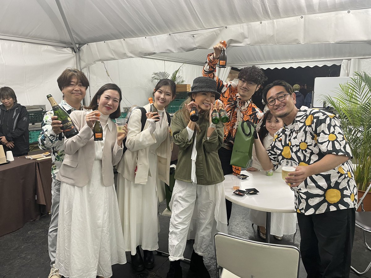 HirokiKashiwagi's tweet photo. 葉加瀬太郎音楽祭東京公演雨の中ではございましたが、アーティストの方々の
パフォーマンスとお客様の熱気が凄くて無事終了！
音楽は良き😊
個人的には郷ひろみさんのお嫁サンバのコーラス出来て嬉しかった🤭
#葉加瀬太郎音楽祭
#久原本家茅乃舎 https://t.co/q6N1O1azBs