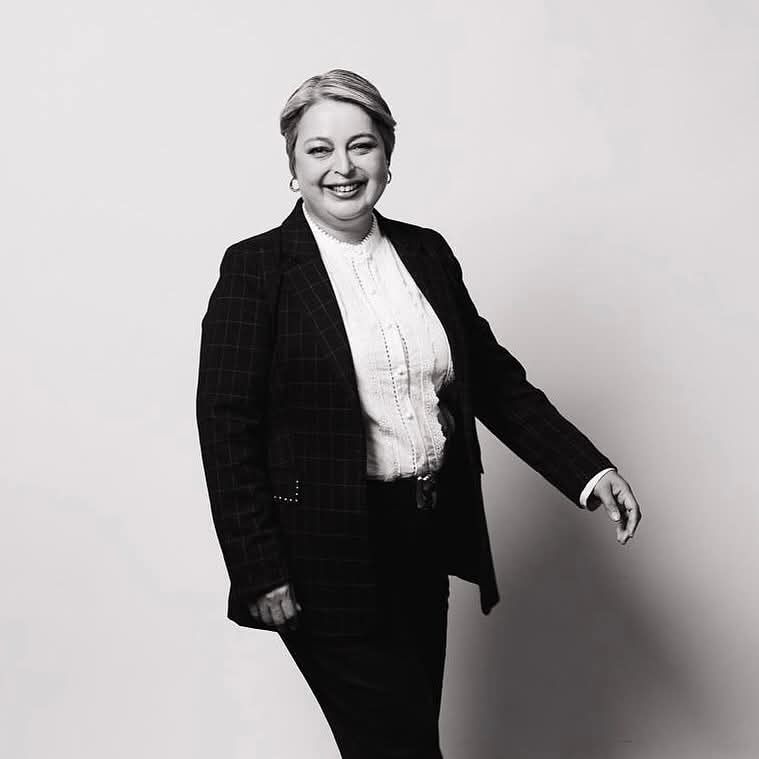 🗳🇨🇱 <a href="/Jeannette_Jara/">Jeannette Jara Román</a>, junto con ser una dama, es una mujer preparada, con experiencia y sensible a las urgencias de las mayorías. 

Tenemos un lujo de candidata. Por un Chile con derechos y crecimiento ¡Súbete a la Jaraneta 🛻!

Vota #JeannetteJaraPresidenta 👩‍🦳🇨🇱