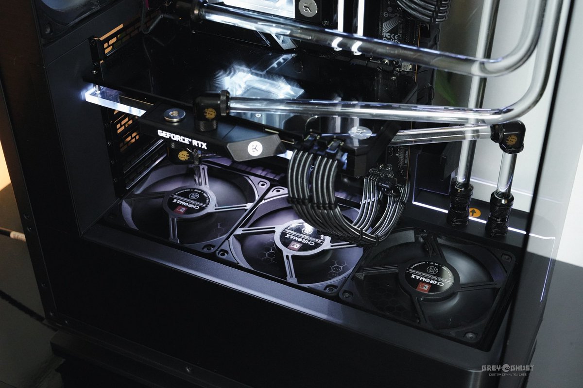 【GreyGhostCCC】
Phanteks EVOLV X2 Custom loop build.

The goal was to water-cool both the CPU and GPU while keeping the original vibe of the EVOLV X2.