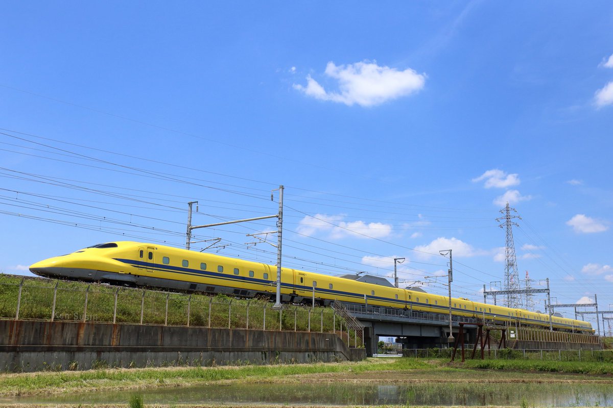 KenSushiJP's tweet photo. ドクターイエローを撮影しました🟡

平塚市の撮影地付近では5月28日(水)時点で田植えが始まっていなかったので、撮影される方ご注意を
#ドクターイエロー #新幹線 https://t.co/uVk4KSNgqH