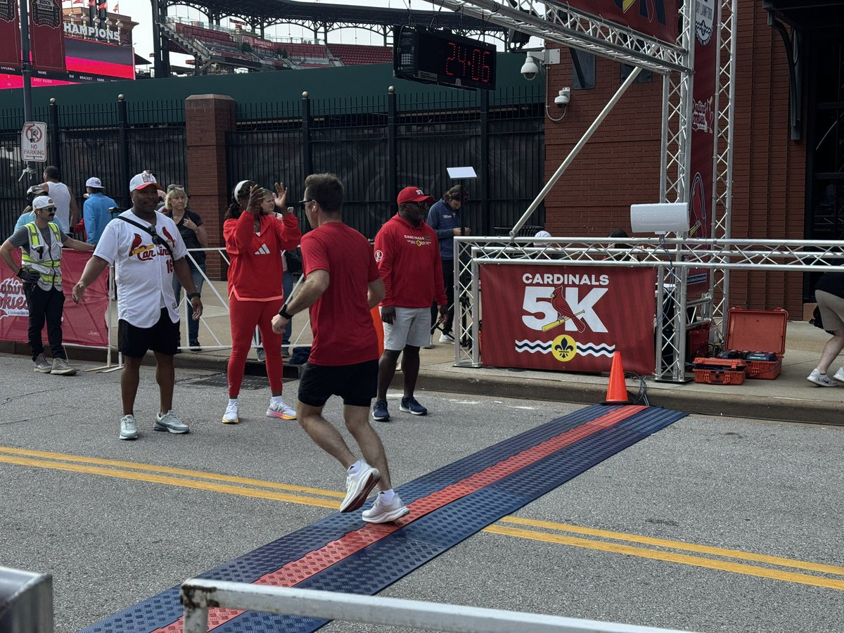 Ray Lankford and Jackie Joyner-Kersee at the finish line of the Cardinals 5k