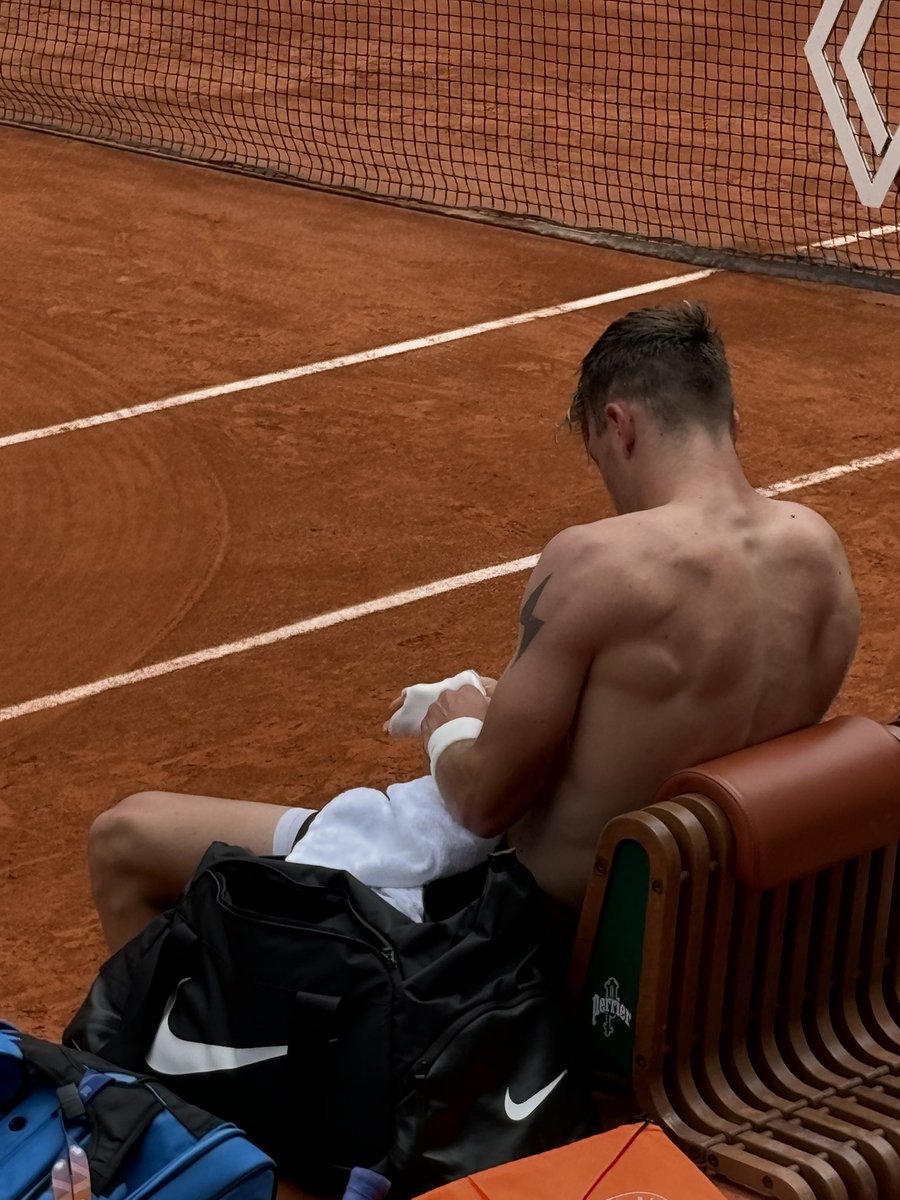 AntBocar's tweet photo. @pandsreid I am cheering for #Draper now 🤪🎾❤️ #rolandgarros #3rdround https://t.co/315rzcsXSa