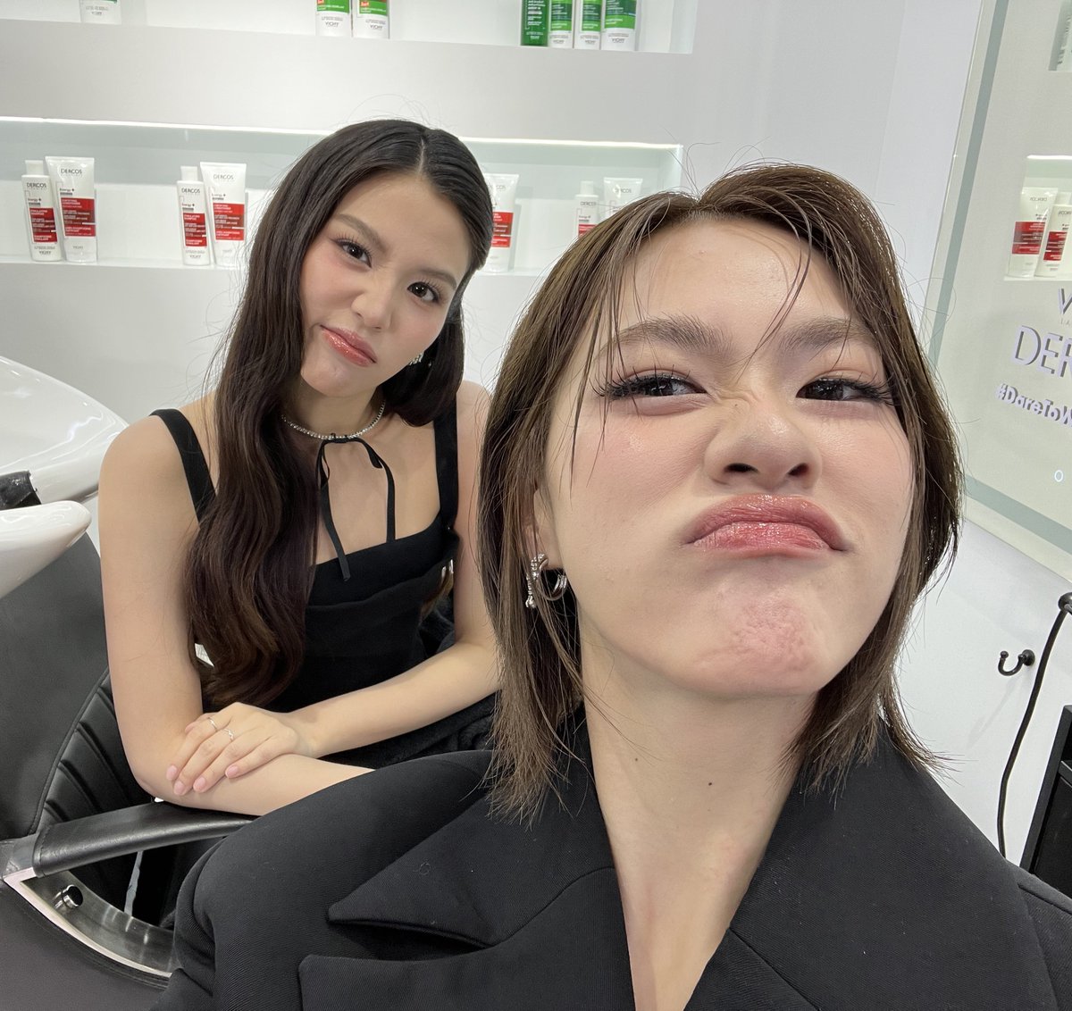 งอนหมดไม่เว้นฝนฟ้าอากาศ😞 ขอบคุณทุกคนที่มารอพวกเรานะคะ เปียกฝนกันหมดเลย กลับบ้านกินยากันด้วยนะะะ ห้ามป่วยนะ!!!!👌🏼#VichyDercosXEmiBonnie