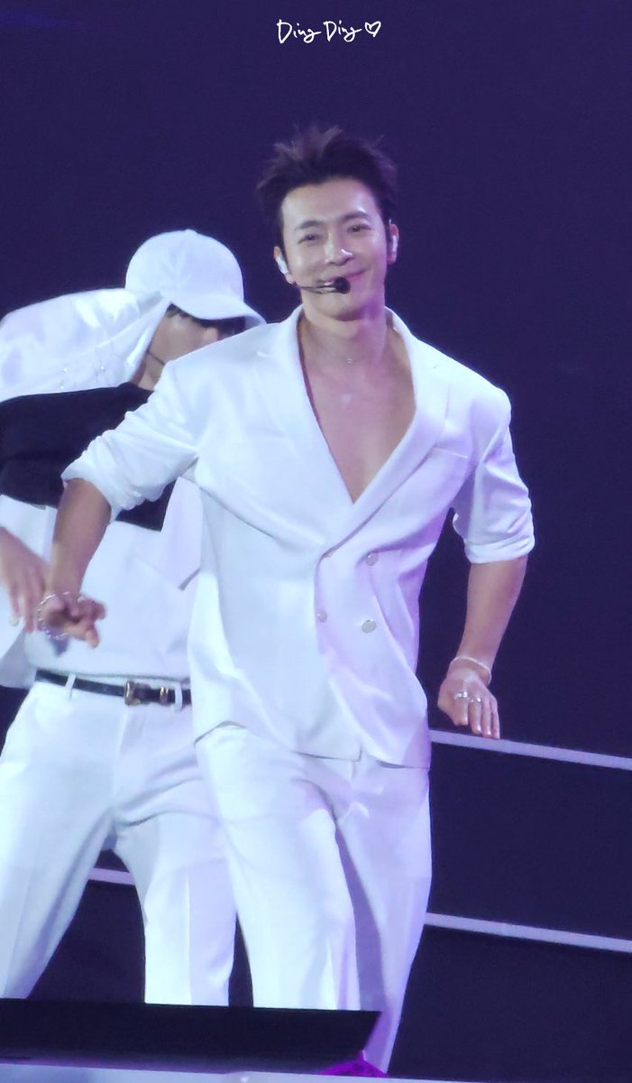 dingdingelf_'s tweet image. 단단한 가슴근육에 아름다운 미소까지 갖춘 남자? 이동해!!

#동해 #Donghae @donghae861015