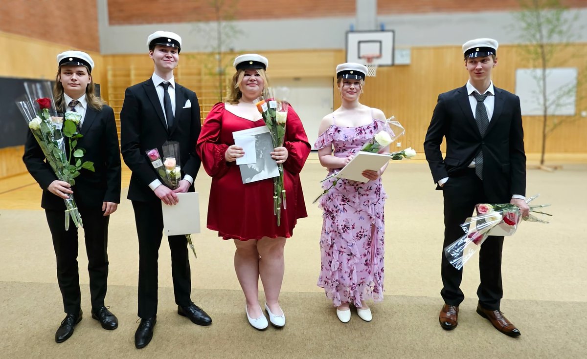 Lämpimät onnittelut kaikille tänään ylioppilaiksi tai ammattiin valmistuneille! Mutta aivan erityiset, viralliset onnittelut meidän Rautavaaran lukion ylioppilaille Emmille, Iidalle, Juholle, Otsolle ja Veetille! Olette huippuja, koko kunta on teistä ylpeitä ja nyt on rata