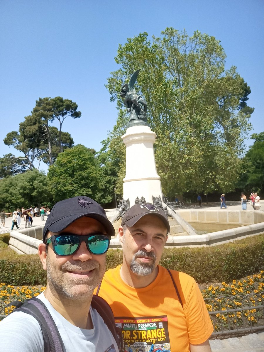 Esta mañana terminé d leerme este librazo (no dejéis d agenciáoslo) d 'mis fratres' <a href="/Dgomezaragones/">Daniel Gómez Aragonés</a> &amp; <a href="/laforjayespada/">Gonzalo Rodríguez García</a> q adquirí precisamente en la #FeriaDelLibroMadrid a la q esta misma mañana me he encaminado nuevamente y he podido conocer a mi tocayo y paisano #DoctorManuelSans