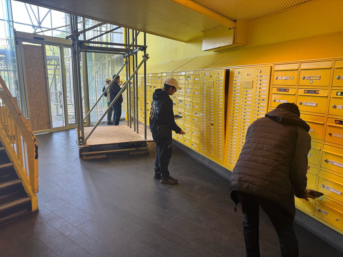 AmsterdamAMJO's tweet photo. Gisteren startten Ahmadi jongeren met een leerzame Taleem class uit een boek van de Beloofde Messias (as). Daarna de straat op in de Bijlmer om de vredige boodschap van de Islam te verspreiden met folders. Afgesloten met een gezellig en lekker hapje. #Ahmadiyya #Islam 🌙🤝📮 https://t.co/aGgWDYQgc3