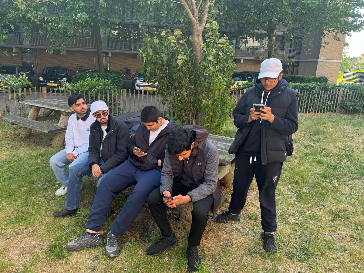 AmsterdamAMJO's tweet photo. Gisteren startten Ahmadi jongeren met een leerzame Taleem class uit een boek van de Beloofde Messias (as). Daarna de straat op in de Bijlmer om de vredige boodschap van de Islam te verspreiden met folders. Afgesloten met een gezellig en lekker hapje. #Ahmadiyya #Islam 🌙🤝📮 https://t.co/aGgWDYQgc3