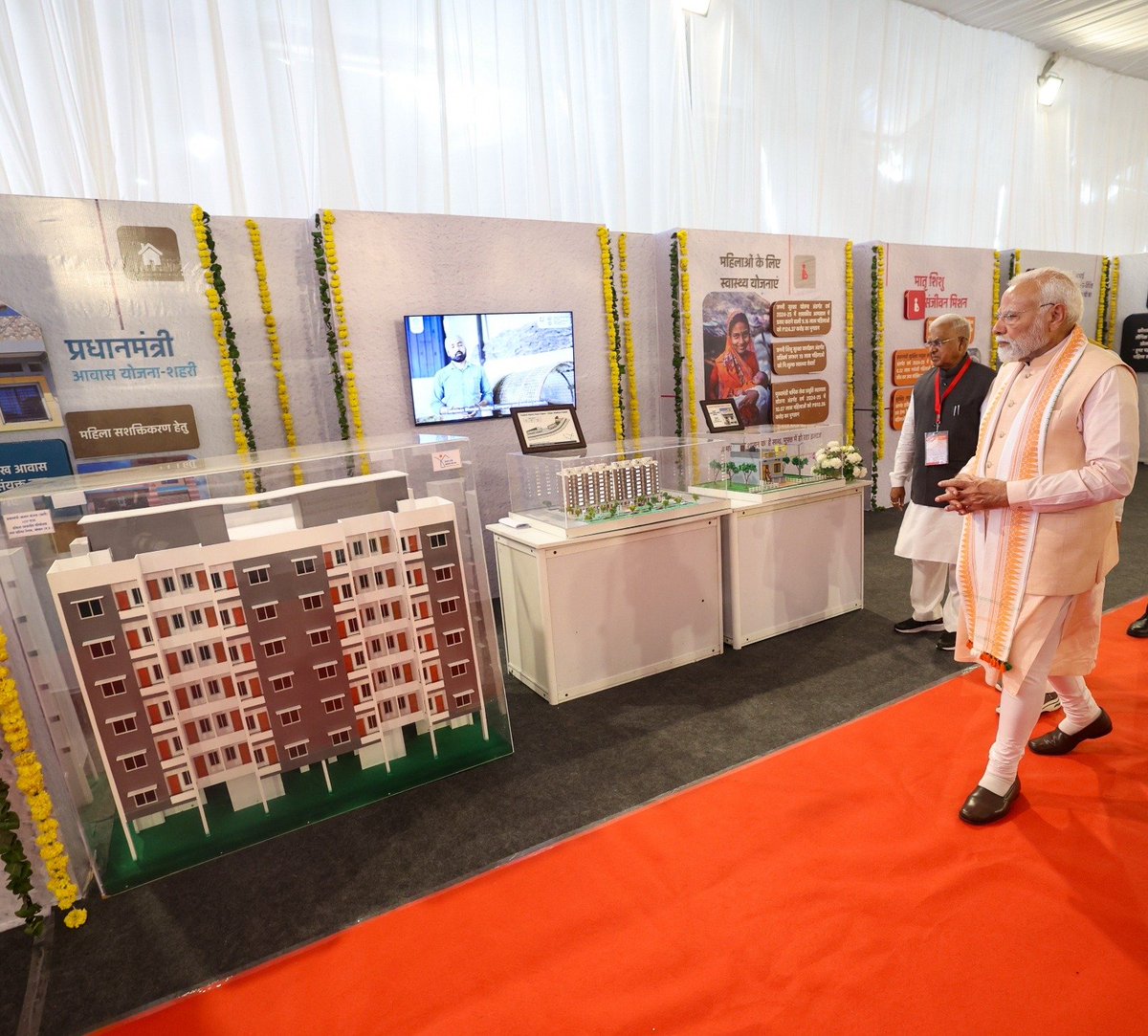 narendramodi's tweet photo. भोपाल की प्रदर्शनी में लोकमाता देवी अहिल्याबाई होल्कर के जीवन से जुड़ी जानकारियां अत्यंत प्रेरित करने वाली हैं। https://t.co/iMu2QvZCh0