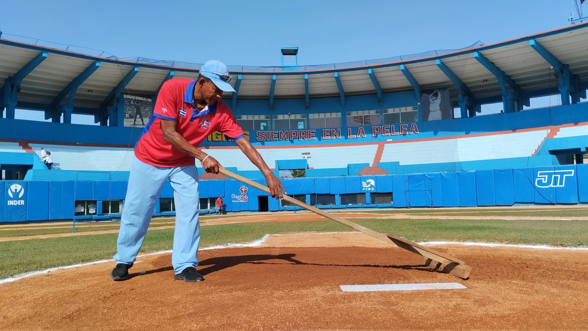 Postales de los preparativos en el estadio José Ramón Cepero de Ciego de Ávila para el inicio del playoff de la final de la III Liga Élite del #Beisbol Cubano, entre los Tigres, equipo local, y los Leñadores de Las Tunas.
#Cuba #DeporteCubano #baseball