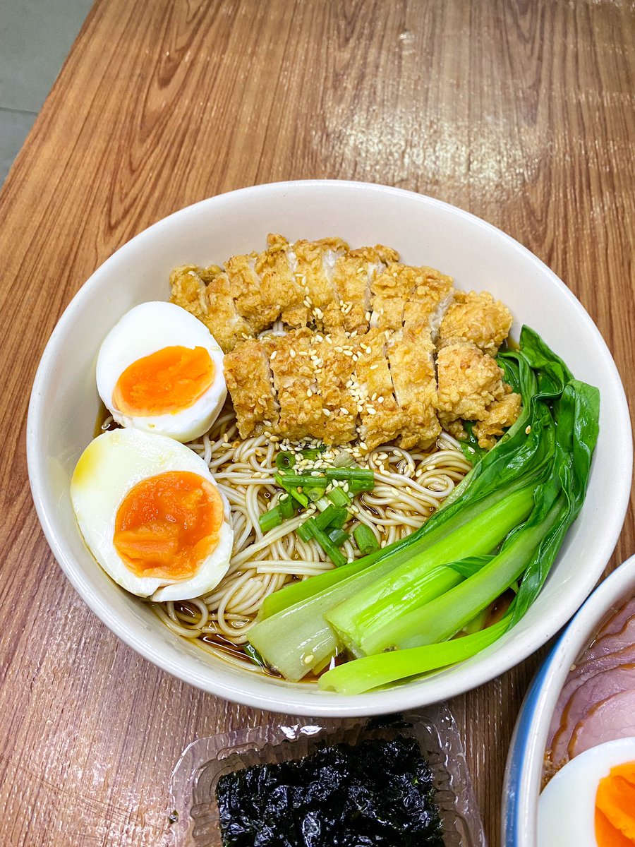 ploysirinnn's tweet photo. ราเมงของดีวันอร่อยมาก ดีสมชื่อ แค่ฉีกซองต้มๆก็ได้กินแล้ว 10/10 

พิกัดแอพส้ม https://t.co/oArUzUEoE6 https://t.co/woV9wQZpvj