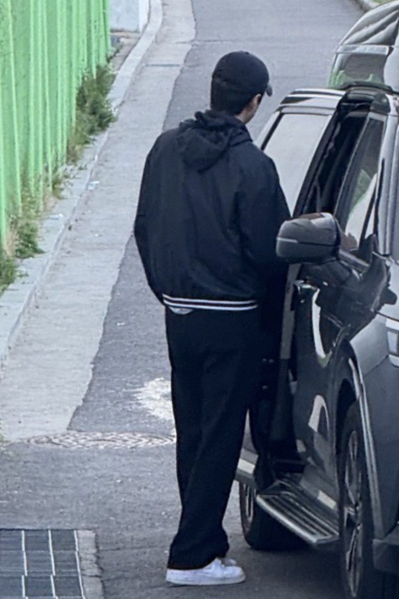 op did not specify the exact date but mentioned that they happened to see sehun while strolling around! ㅠㅠ