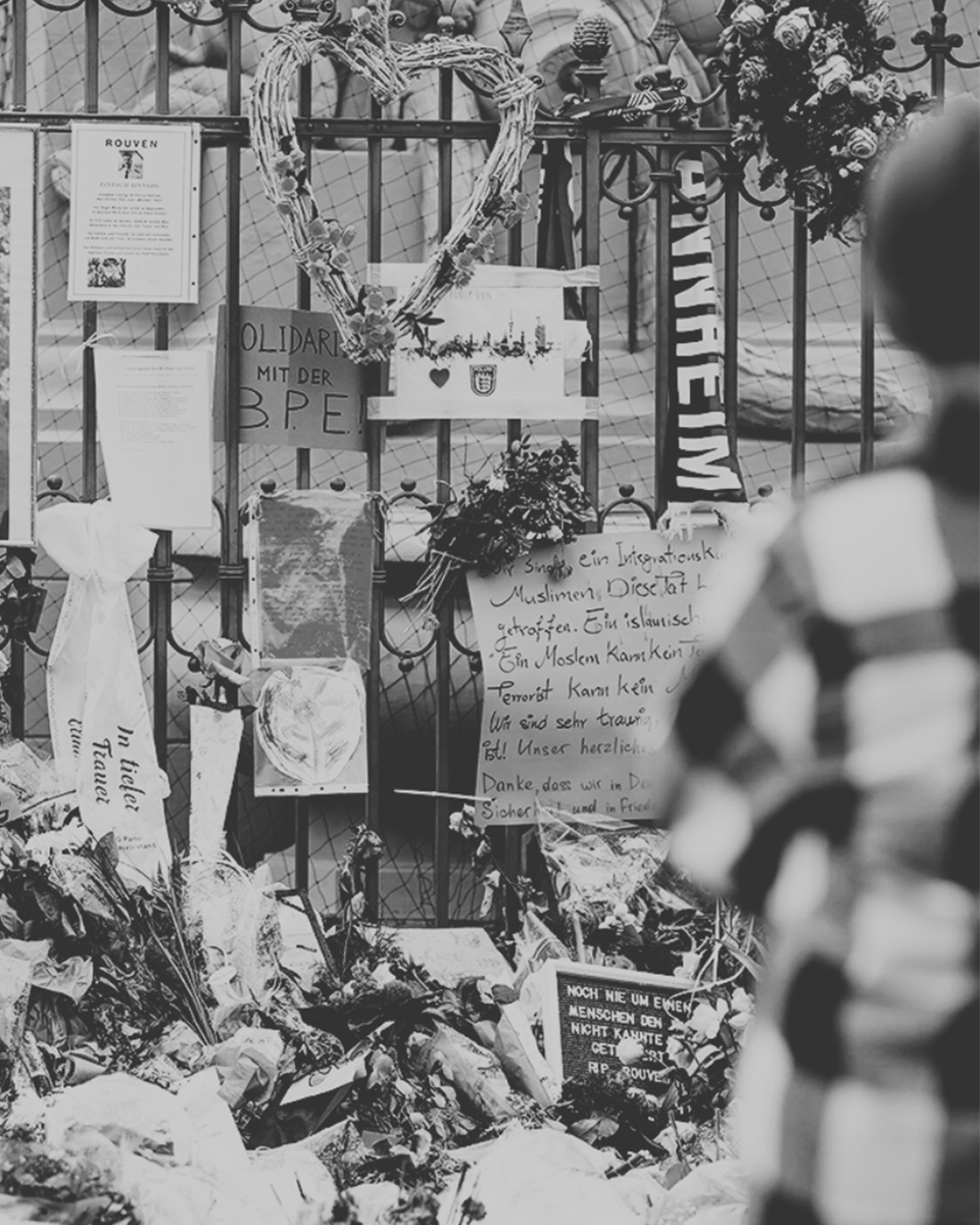🕯️ In stillem Gedenken: Am 31. Mai 2024 wurde der Mannheimer Polizist Rouven Laur in Ausübung seines Dienstes tödlich verletzt. Am Jahrestag seines Todes ist Bundesinnenminister #Dobrindt nach #Mannheim gereist, um an der Gedenkveranstaltung der Stadt teilzunehmen.
📷Uwe Anspach