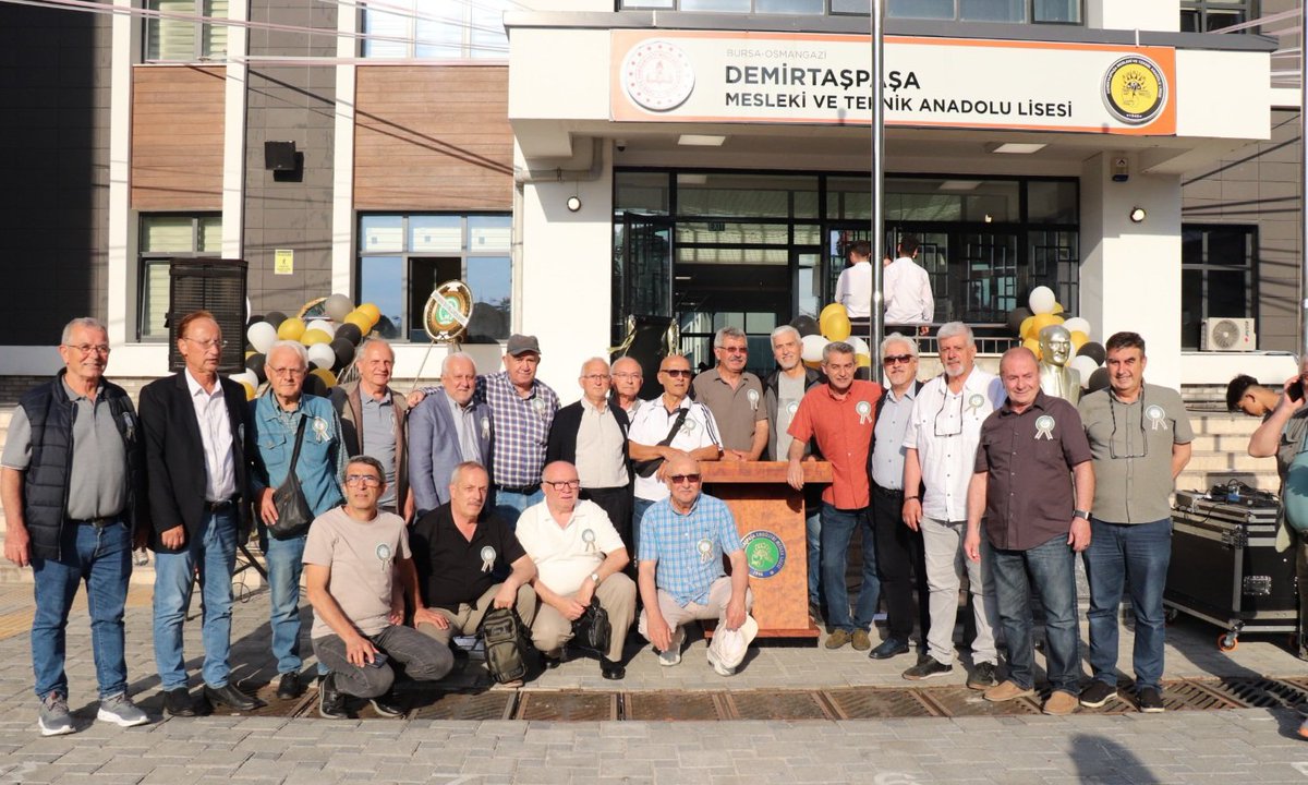 İlçe Milli Eğitim Müdürümüz Metin Sezer,

Demirtaşpaşa MTAL Mezunlar Derneği Birliktelik Gününde öğrencilerle ve mezunlarla bir araya geldi.

Değerli katkılarından dolayı rahmetli Osman Nuri Atasoy hocamızın eşine plaket takdim etti.
<a href="/Ali_Partal/">Ali Partal</a> <a href="/MetinSEZER_16/">Metin SEZER</a> <a href="/DemirtaspasaM/">Demirtaşpaşa MTAL</a>