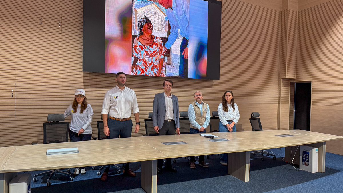 ¡Es oficial! Somos la primera candidatura que se inscribe por firmas a la Presidencia de Colombia 🇨🇴. Hoy escribimos una #NuevaHistoria para el país, hoy hacemos historia desde la ciudadanía, con independencia y convicción.
#FirmoXLeoPresidente ✍️🇨🇴💪