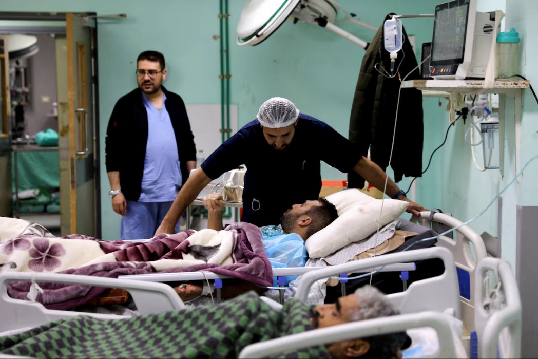 Marchfoward's tweet photo. KEMUSNAHAN TERUK SISTEM KESIHATAN GAZA 

Kementerian Kesihatan Gaza mengumumkan statistik baru akibat keganasan Israel di Gaza 

- 22 daripada 38 buah hospital tidak lagi dapat beroperasi 
- 47% ubat ubatan dan 65% bahan perubatan habis 
- Hanya 30 pusat kesihatan utama beroperasi dari 105 seluruh Gaza
- Jumlah penggunaan katil melebihi kapasiti kini iaitu 106%
- Hanya 50 bilik pembedahan beroperasi dari 104 
- 41% pesakit buah pinggang gugur dalam keganasan ini
- 477 pesakit gugur ketika mendapatkan rawatan di luar negara
- 25 dari 34 stesen oksigen musnah. 9 yang beroperasi itu pun tak beroperasi penuh
- 12 dari 19 mesin CT Scan musnah 
- Semua 7 mesin MRI musnah dan kini Gaza takda perkhidmatan MRI
- Hanya 49 dari 110 penjana elektrik beroperasi 
- 60 kanak kanak gugur kerana kelaparan dan maluntrisi