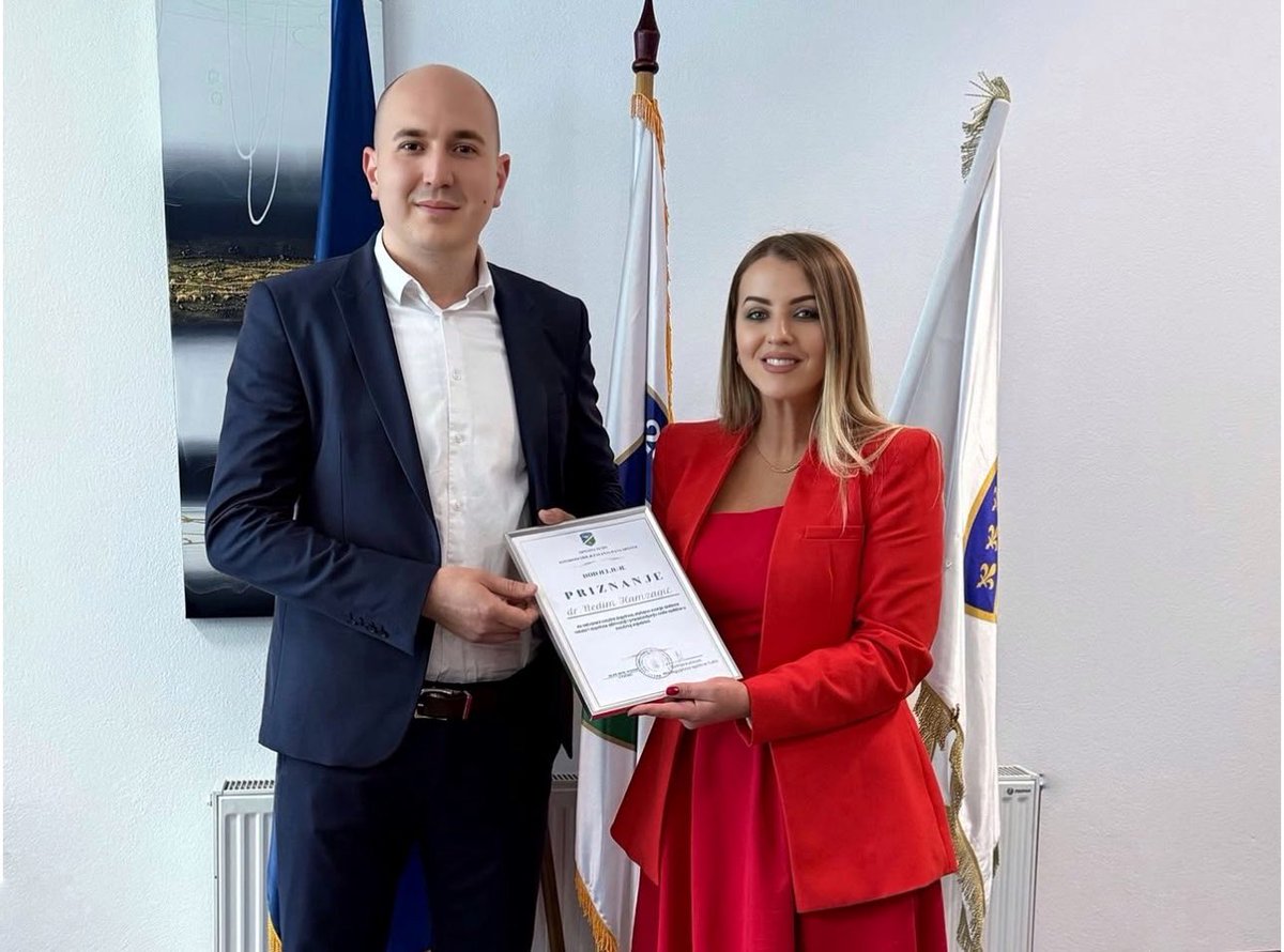hamzagicnedim's tweet photo. 𝗣𝗿𝗶𝘇𝗻𝗮𝗻𝗷𝗲 𝘇𝗮 𝗱𝗼𝗽𝗿𝗶𝗻𝗼𝘀 𝗻𝗮𝘂𝗰𝗶

Povodom Dana opštine Tutin, imao sam čast da prisustvujem svečanom prijemu kod predsednice opštine Tutina, gospođice Selme Kučević, i da primim priznanje za doprinos nauci i promociji našeg grada. https://t.co/yzlSmIhyib
