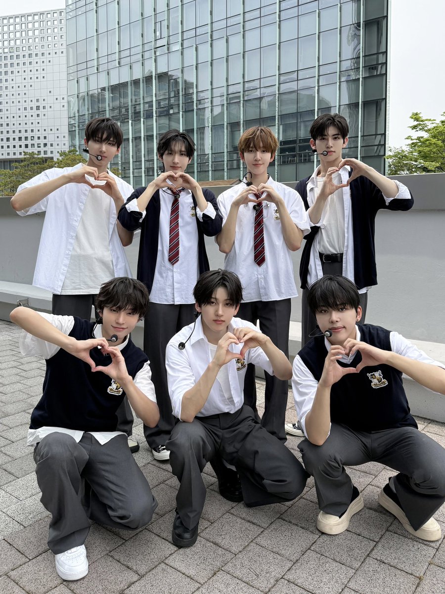 Spain_KickFlip's tweet photo. Fotos de @kickflip_jype en el Music Core @MBC_entertain

#KickFlip #킥플립
#Kick_Out_Flip_Now 
#FREEZE #제끼자 #Skip_It https://t.co/6fH9l0lJgu