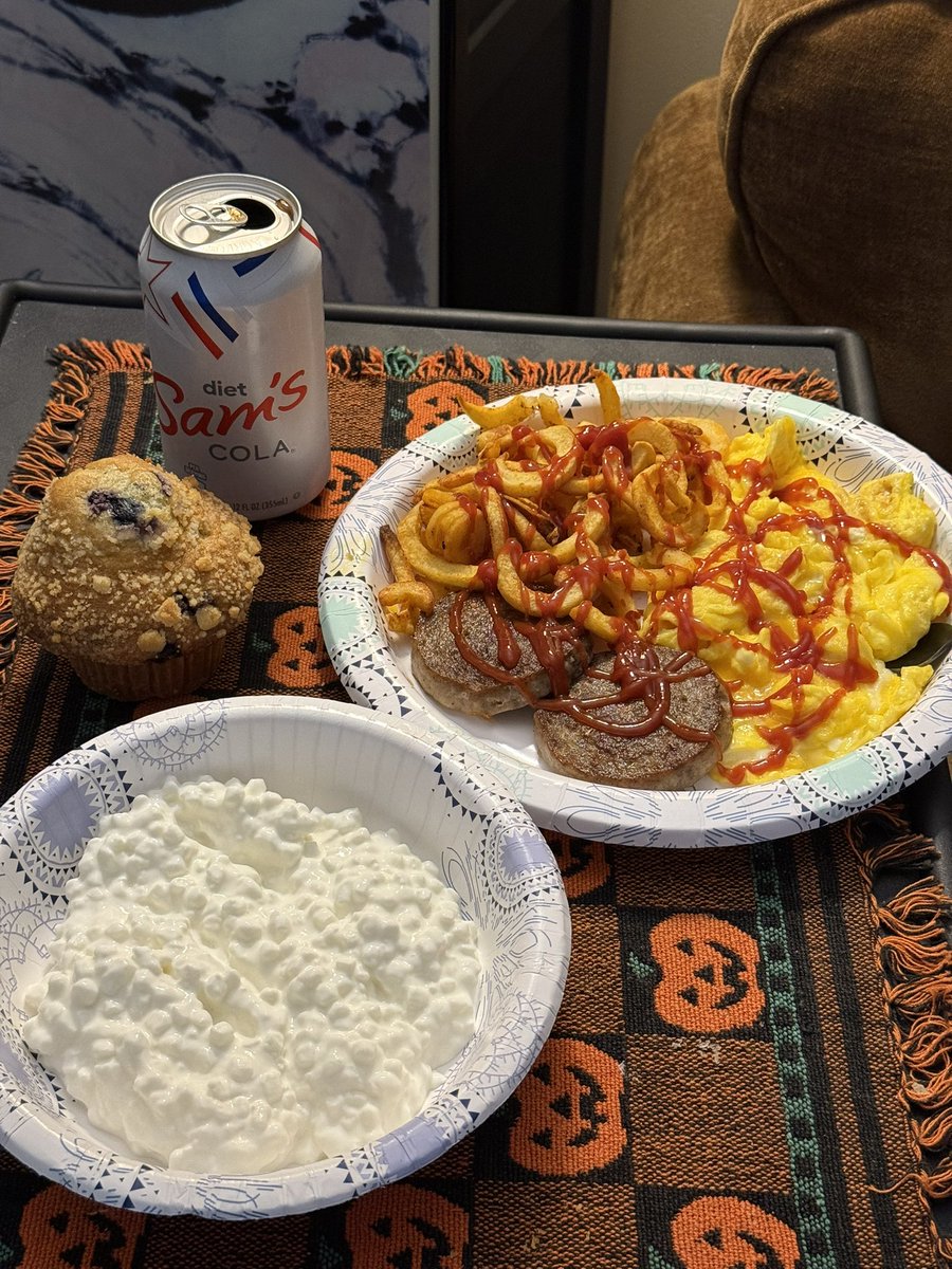 MAELNACHT's tweet photo. tiny groyper snack before breakfast https://t.co/zI4kh7bmVo